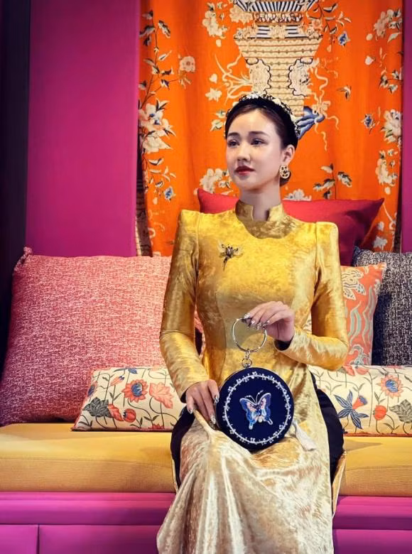 Diễn viên Maya gửi lời chúc: "Chúc mừng ngày Phụ nữ Việt Nam 20/10. Maya xin được gửi lời chúc chân thành, tốt đẹp nhất đến các bà, các mẹ các chị em, các khách hàng nữ. Hy vọng mọi người sẽ có một ngày lễ thật ý nghĩa, trọn vẹn, mãi luôn xinh đẹp, duyên dáng, hạnh phúc và thành công trong cuộc sống! Yêu nhiều".