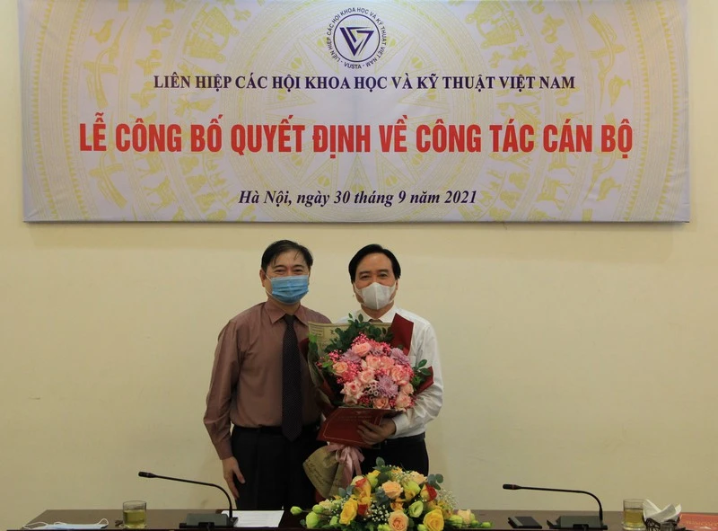 TSKH Phan Xuân Dũng - Chủ tịch VUSTA tặng hoa chúc mừng ông Phùng Xuân Nhạ. 