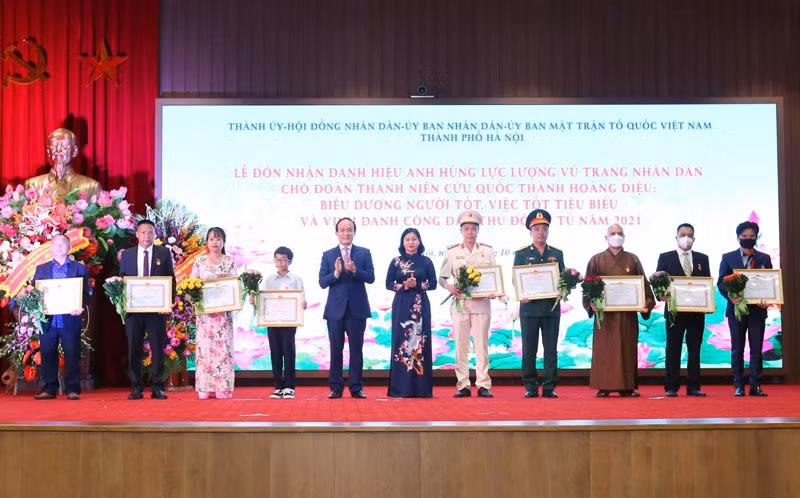 Phó bí thư thường trực Thành ủy Nguyễn Thị Tuyến và Chủ tịch HĐND thành phố Nguyễn Ngọc Tuấn trao danh hiệu “Người tốt việc tốt” cho các cá nhân.