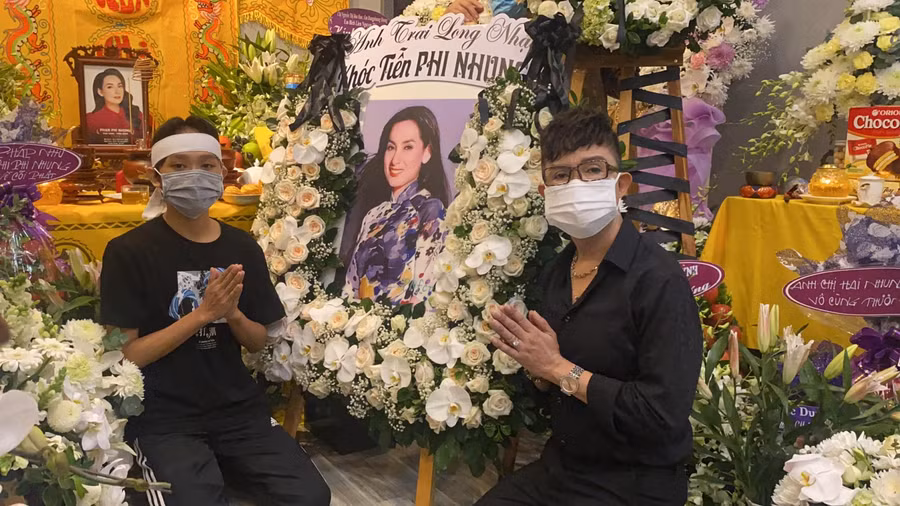 Nam ca sĩ Long Nhật đã trực tiếp tới nhà riêng để viếng cố ca sĩ Phi Nhung.