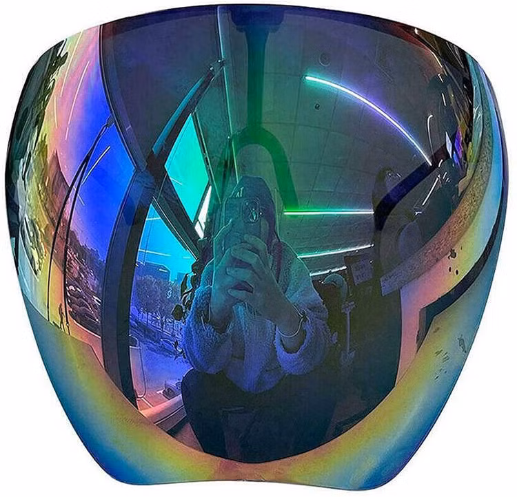 Hình ảnh chiếc kính râm che toàn mặt được thiết kế khác thường giúp chống tia cực tím.