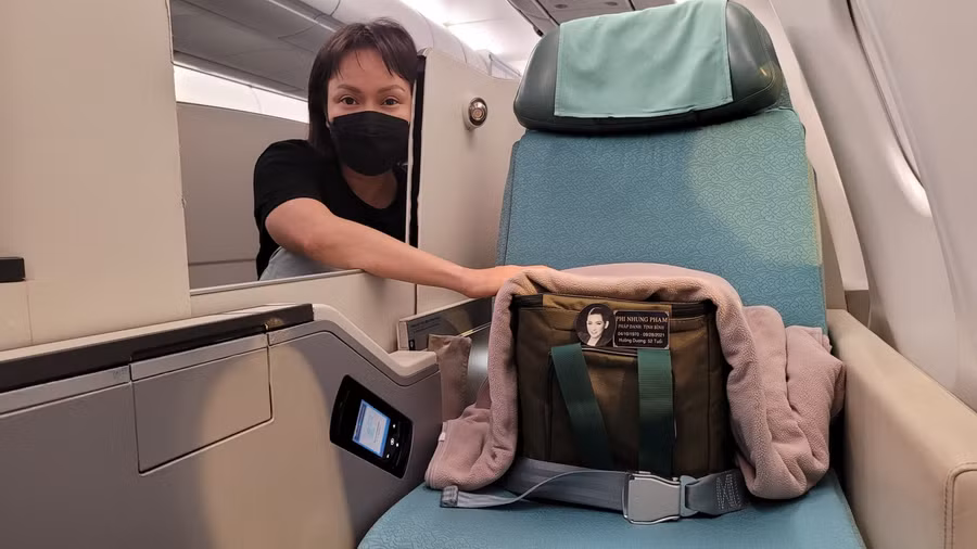 Tro cốt cố ca sĩ Phi Nhung được đưa về Mỹ.