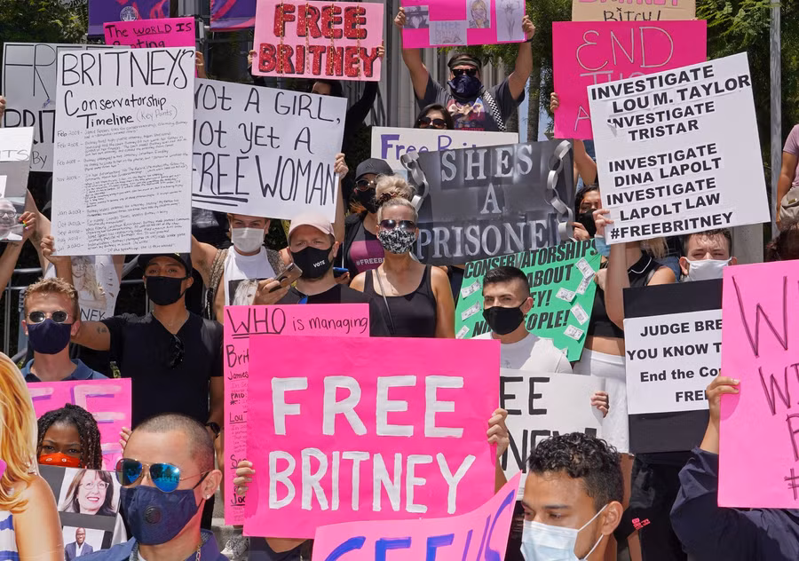 Người hâm mộ giơ cao khẩu hiệu #FreeBritney.