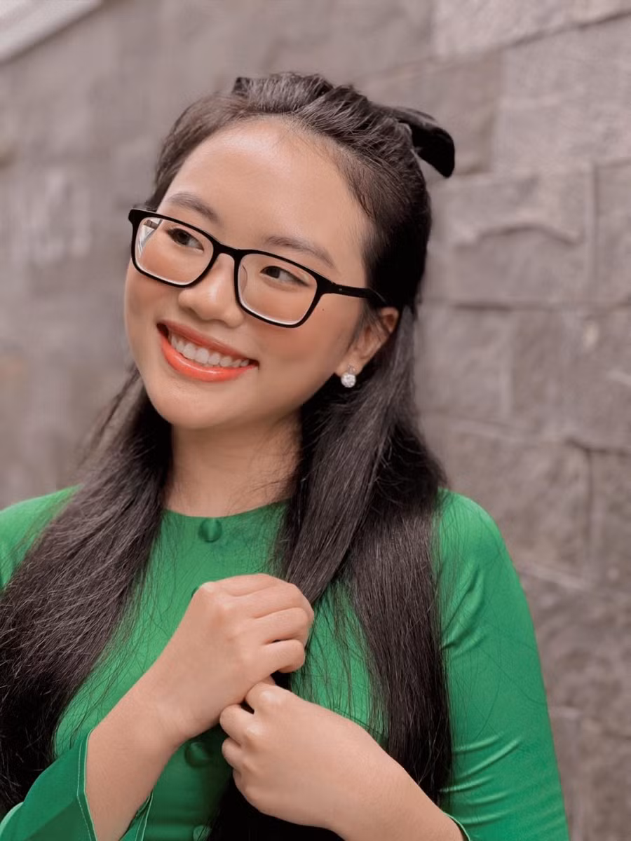 Nữ ca sĩ Phương Mỹ Chi nhắn gửi: "Mặc áo xanh chúc 20/10 cho tươi xanh. Con xin chúc những người bà, người mẹ, người cô, người dì giữ hoài sức trẻ, trẻ từ trong tâm hồn yêu đời và tích cực và đặc biệt luôn khoẻ mạnh. Chi xin chúc các chị, các bạn luôn vui tươi, xinh xắn và thành công...".