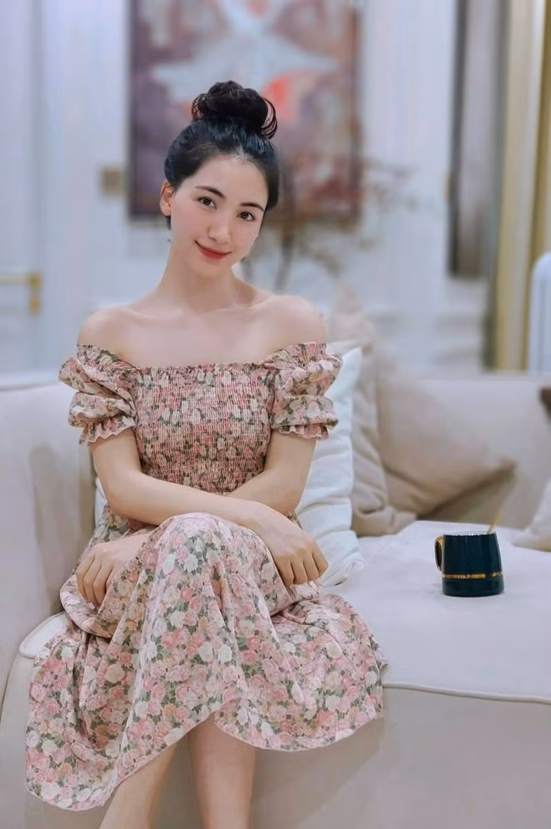 Nữ ca sĩ Hòa Minzy đăng tải những bức hình vô cùng tươi trẻ, kèm lời nhắn nhủ: "Chúc mừng ngày Phụ Nữ Việt Nam 20/10".