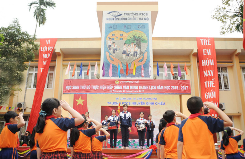 Học sinh Trường PTCS Nguyễn Đình Chiểu (Hà Nội) được giáo dục tình yêu thương và đồng cảm. Học sinh Trường PTCS Nguyễn Đình Chiểu (Hà Nội) được giáo dục tình yêu thương và đồng cảm.