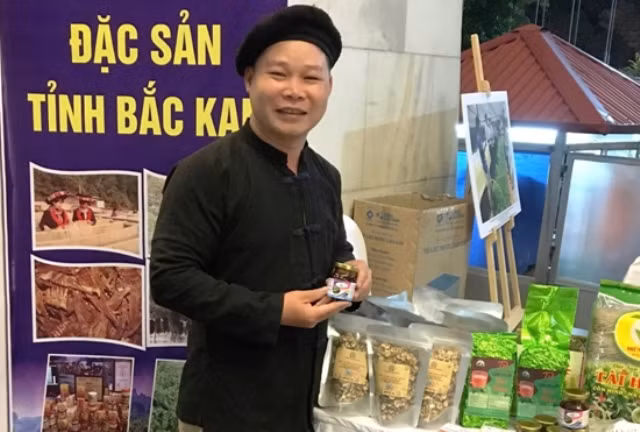 Anh Hoàng Văn Luân bên sản phẩm từ cây cà gai leo. Ảnh: NVCC