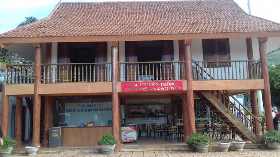 Nhà lưu niệm, nơi trưng bày những kỷ vật của Trung đoàn 52 Tây Tiến. Nhà lưu niệm, nơi trưng bày những kỷ vật của Trung đoàn 52 Tây Tiến.