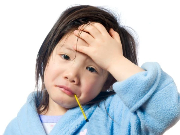 Trường hợp bị cảm, trẻ thường gặp phải tình trạng sổ mũi, nghẹt mũi, chảy nước mũi. Ảnh minh họa.