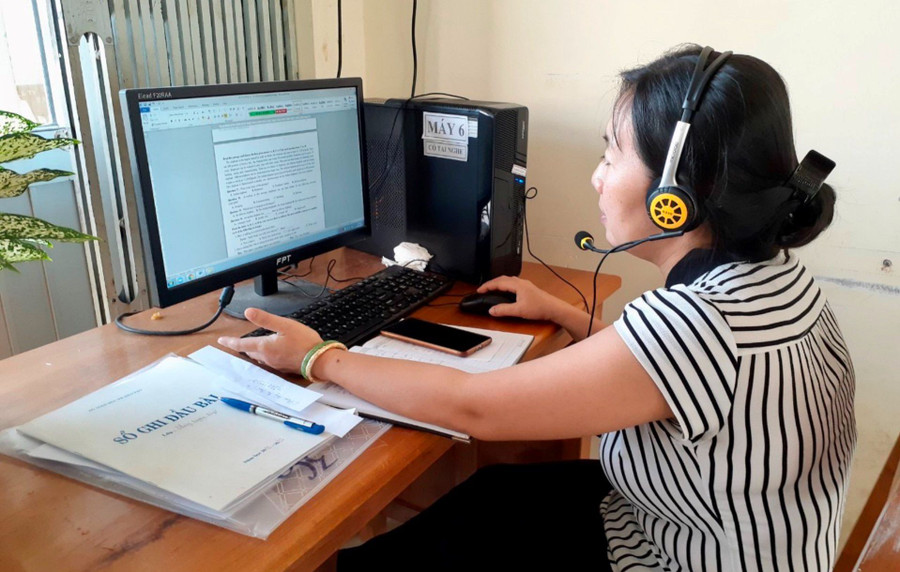 Sử dụng học bạ điện tử giúp giảm nhẹ công việc cho giáo viên, cải cách hành chính, tăng công khai minh bạch khi đánh giá, xếp loại học sinh. Ảnh: Q. Ngữ Sử dụng học bạ điện tử giúp giảm nhẹ công việc cho giáo viên, cải cách hành chính, tăng công khai minh bạch khi đánh giá, xếp loại học sinh. Ảnh: Q. Ngữ