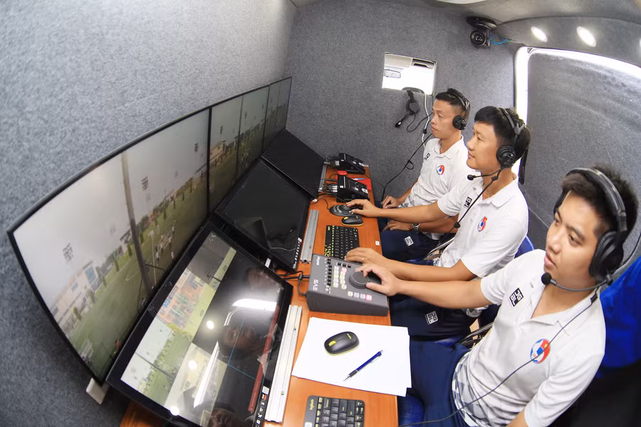 Trọng tài, trợ lý trọng tài VAR Việt Nam làm quen với trang thiết bị và vận hành xe VAR. Ảnh: INT. Trọng tài, trợ lý trọng tài VAR Việt Nam làm quen với trang thiết bị và vận hành xe VAR. Ảnh: INT.