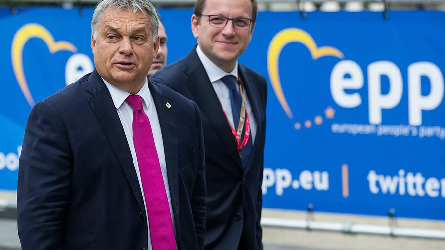 Thủ tướng Hungary Viktor Orbán (đứng trước) và Ủy viên Oliver Varhelyi của Hungary trong EU.