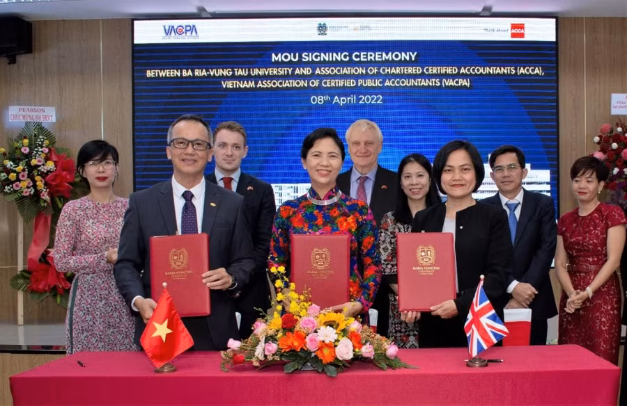 Chứng kiến Lễ ký kết MOU giữa BVU với Hiệp hội Kế toán Anh Quốc (ACCA) và Hội kiểm toán viên hành nghề Việt Nam (VACPA).