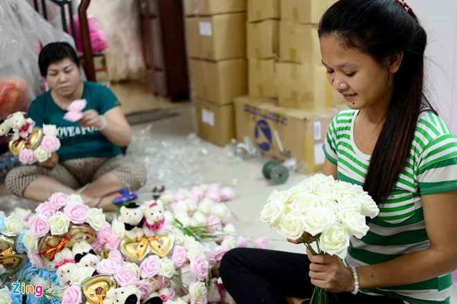 Bó hoa 699 bông từ Sài Gòn ra thủ đô dịp Valentine