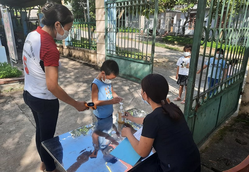 Thiếu nhân viên y tế, giáo viên “tay ngang” kiểm tra sức khỏe cho trò. Thiếu nhân viên y tế, giáo viên “tay ngang” kiểm tra sức khỏe cho trò.