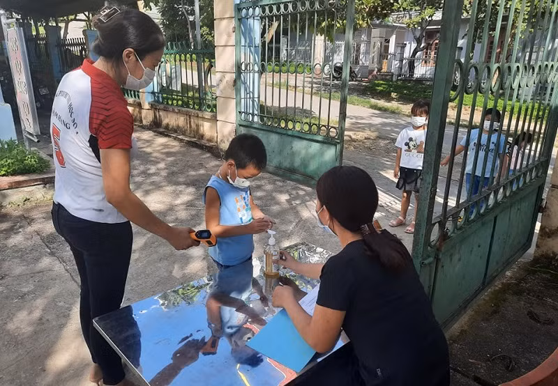 Thiếu nhân viên y tế, giáo viên “tay ngang” kiểm tra sức khỏe cho trò.