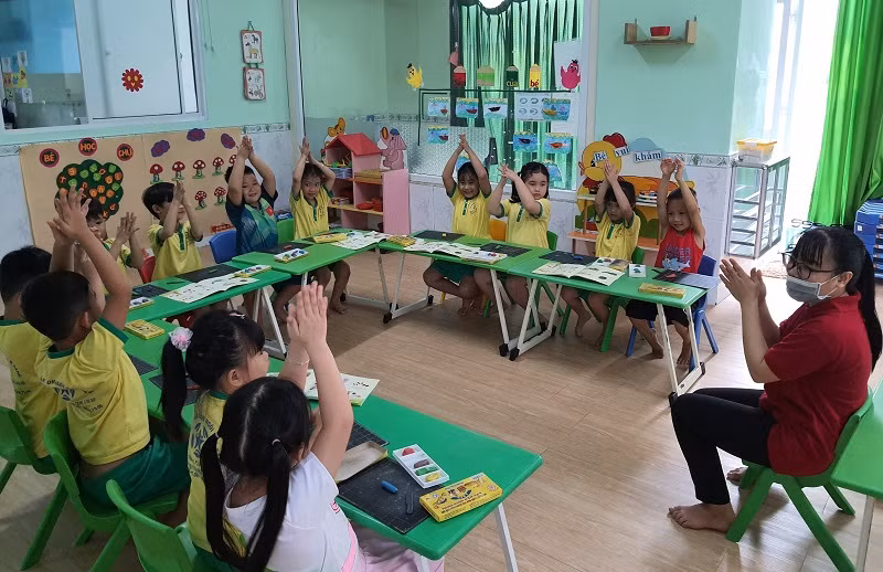 Giáo viên Trường Mầm non Ngôi Sao Sáng hướng dẫn trẻ giữ vệ sinh tay sạch sẽ.