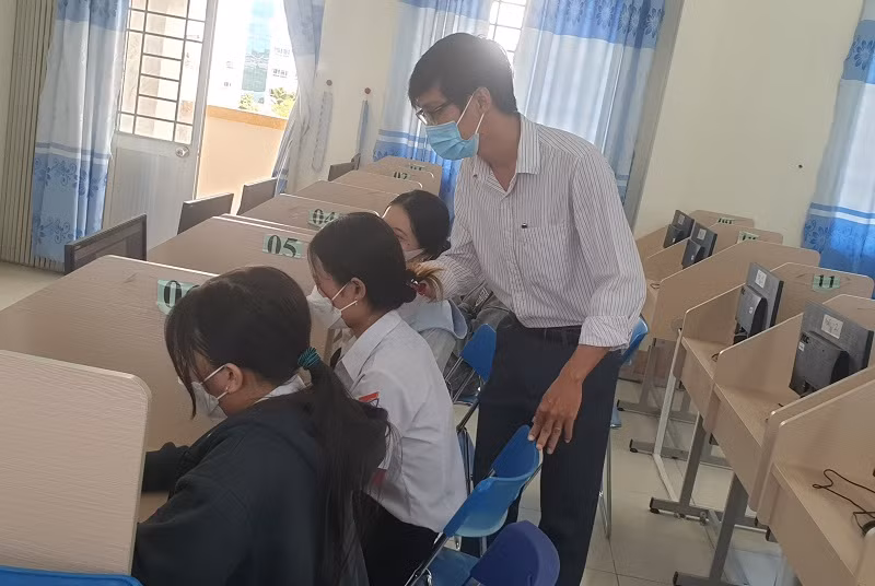 Để giúp học trò đăng ký dự thi, nhà trường, giáo viên cùng vào cuộc hỗ trợ.