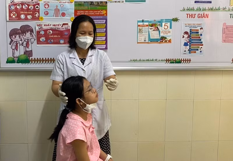 Nhân viên y tế Trường Tiểu học Lê Văn Việt luôn nỗ lực đảm bảo sức khỏe cho học sinh khi học tập tại trường.