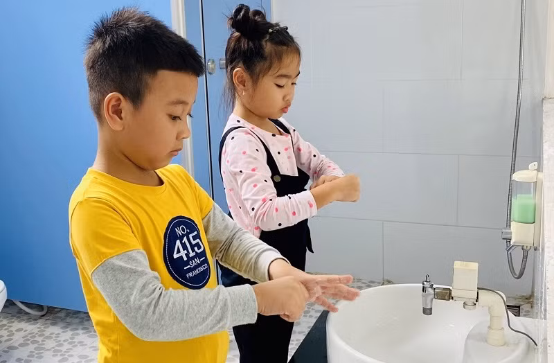 Trẻ Trường Mầm non Thiên Ân rửa tay bằng xà phòng, phòng chống bệnh truyền nhiễm.