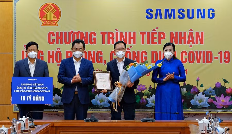 Đại diện Samsung Việt Nam trao tặng 10 tỷ đồng ủng hộ tỉnh Thái Nguyên phòng, chống dịch Covid-19.