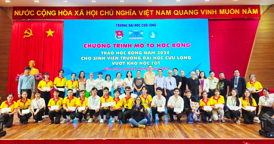 Sinh viên nhận học bổng chụp ảnh lưu niệm cùng Ban tổ chức.