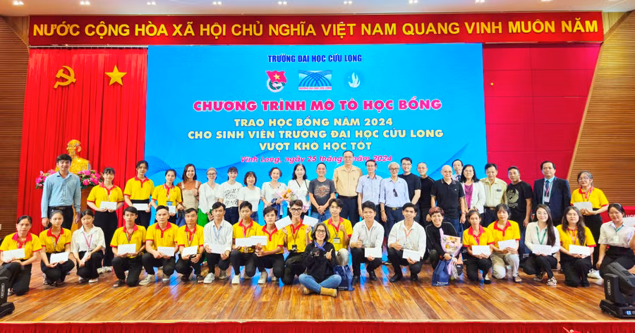 Sinh viên nhận học bổng chụp ảnh lưu niệm cùng Ban tổ chức.