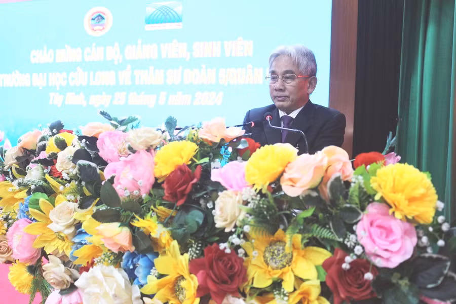 PGS.TS Lương Minh Cừ - Bí thư Đảng ủy, Hiệu trưởng Trường ĐH Cửu Long phát biểu tại buổi làm việc.