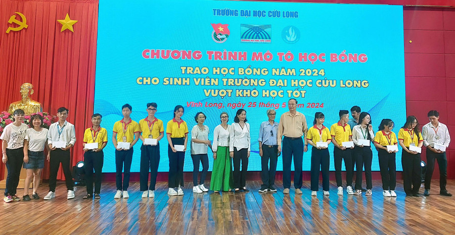 TS Nguyễn Thanh Dũng và Nhà văn Nguyễn Đông Thức cùng các mạnh thường quân trao học bổng cho sinh viên. TS Nguyễn Thanh Dũng và Nhà văn Nguyễn Đông Thức cùng các mạnh thường quân trao học bổng cho sinh viên.