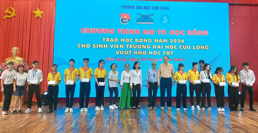 TS Nguyễn Thanh Dũng và Nhà văn Nguyễn Đông Thức cùng các mạnh thường quân trao học bổng cho sinh viên.