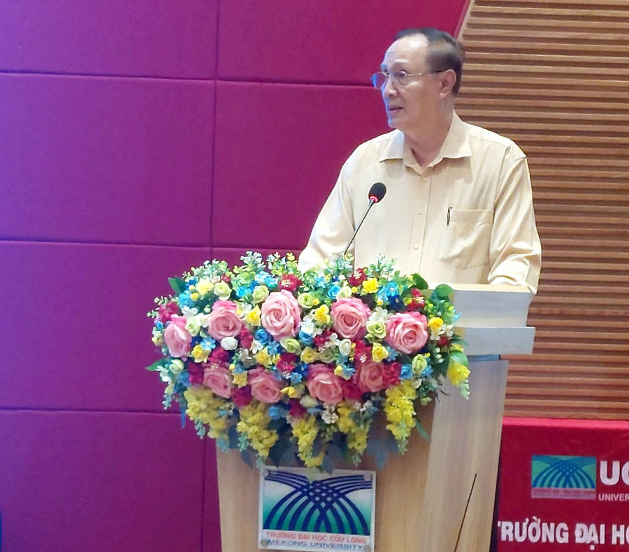 TS Nguyễn Thanh Dũng - Phó Hiệu trưởng Trường ĐH Cửu Long phát biểu tại buổi trao học bổng. TS Nguyễn Thanh Dũng - Phó Hiệu trưởng Trường ĐH Cửu Long phát biểu tại buổi trao học bổng.