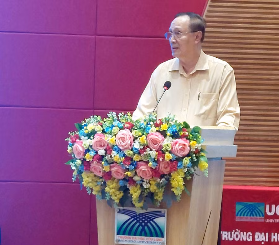 TS Nguyễn Thanh Dũng - Phó Hiệu trưởng Trường ĐH Cửu Long phát biểu tại buổi trao học bổng.