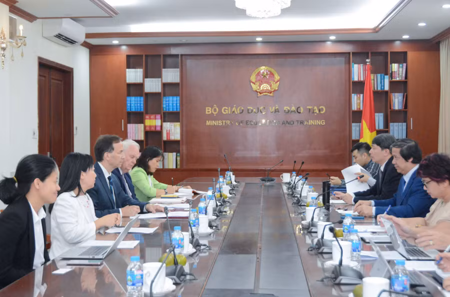 Quang cảnh buổi làm việc.