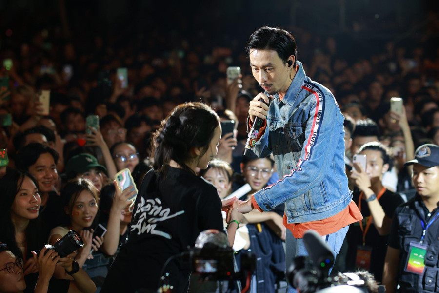 Rapper Đen xuống sân khấu giao lưu với khán giả. Rapper Đen xuống sân khấu giao lưu với khán giả.