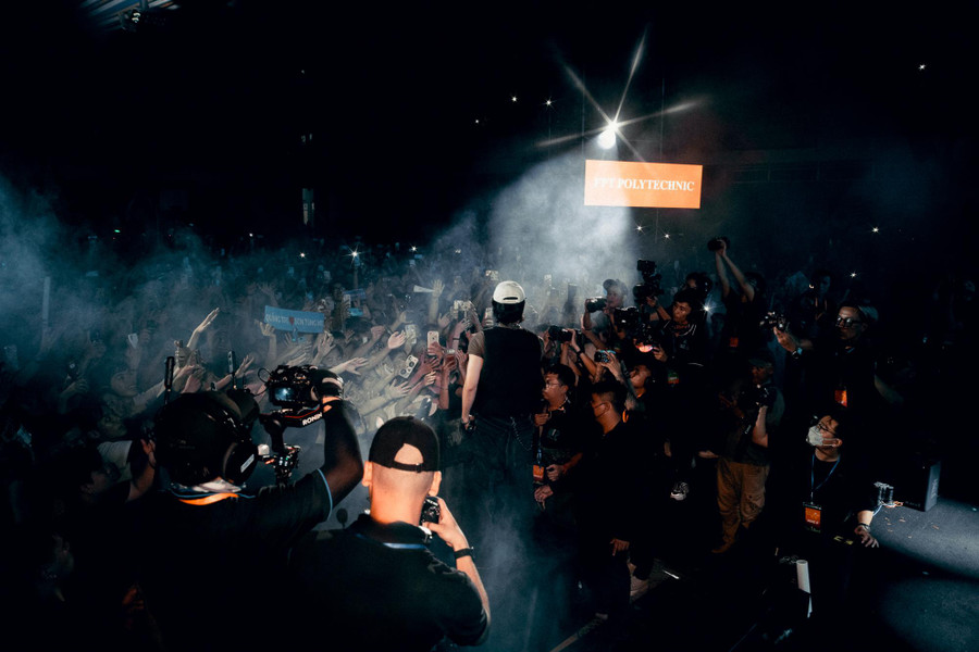 Happy Bee 13 trở lại mang theo những tên tuổi hot nhất làng nhạc Việt. Với thông điệp “Be Yourself, Be Better”, các thầy cô cổ vũ các bạn sinh viên dám sống với đam mê và hoài bão của mình, dám trở thành phiên bản của chính mình tốt hơn mỗi ngày. Happy Bee 13 trở lại mang theo những tên tuổi hot nhất làng nhạc Việt. Với thông điệp “Be Yourself, Be Better”, các thầy cô cổ vũ các bạn sinh viên dám sống với đam mê và hoài bão của mình, dám trở thành phiên bản của chính mình tốt hơn mỗi ngày.