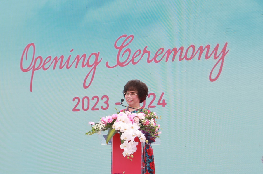 Bà Thái Hương - Nhà sáng lập Hệ thống trường TH School - phát biểu tại lễ khai giảng.