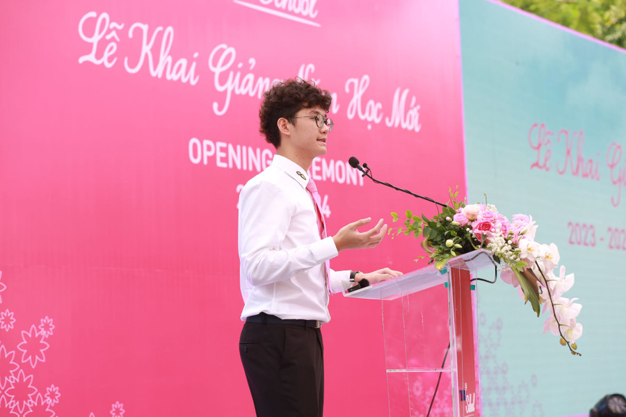 Em Tôn Quang Minh, đại diện học sinh TH School chia sẻ cảm xúc trong lễ khai giảng.