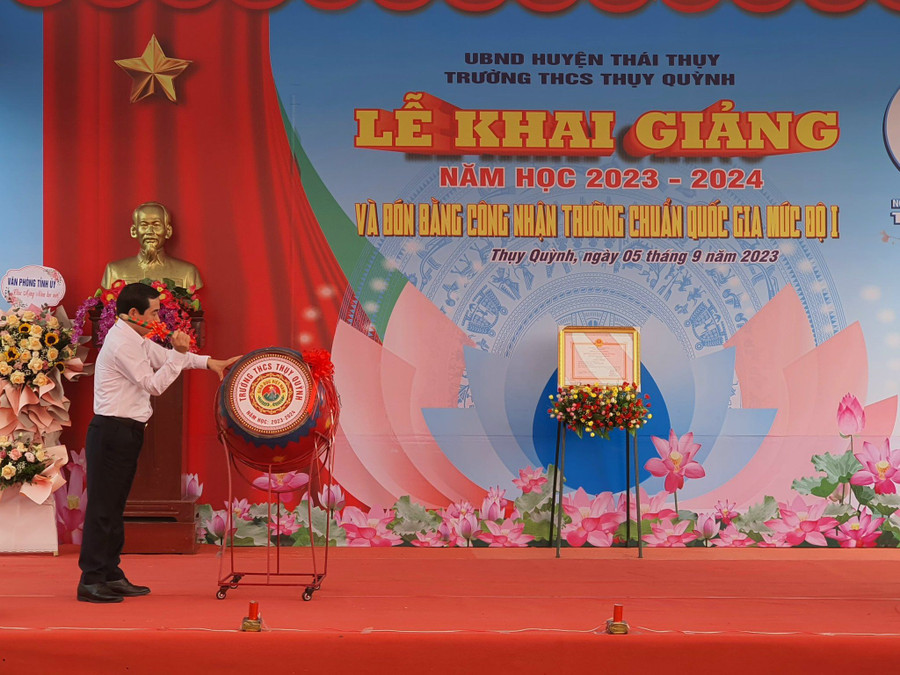 Ông Nguyễn Tiến Thành, Phó Bí thư Thường trực Tỉnh ủy, Chủ tịch Hội đồng nhân dân tỉnh Thái Bình dự khai giảng tại Trường THCS Thụy Quỳnh, huyện Thái Thụy. Ông Nguyễn Tiến Thành, Phó Bí thư Thường trực Tỉnh ủy, Chủ tịch Hội đồng nhân dân tỉnh Thái Bình dự khai giảng tại Trường THCS Thụy Quỳnh, huyện Thái Thụy.