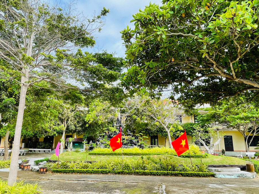 Việc chuẩn bị cơ sở vật chất, chỉnh trang khuôn trường lớp đã được Trường THPT Ngô Quyền hoàn thành. Việc chuẩn bị cơ sở vật chất, chỉnh trang khuôn trường lớp đã được Trường THPT Ngô Quyền hoàn thành.