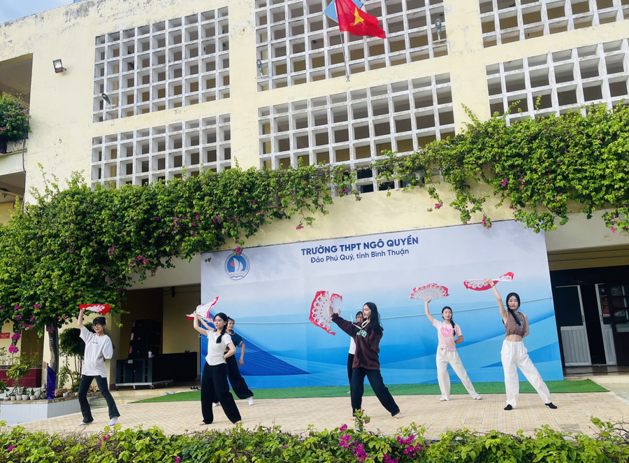 Những tiết mục văn nghệ do giáo viên, học sinh Trường THPT Ngô Quyền chuẩn bị, biểu diễn. Những tiết mục văn nghệ do giáo viên, học sinh Trường THPT Ngô Quyền chuẩn bị, biểu diễn.