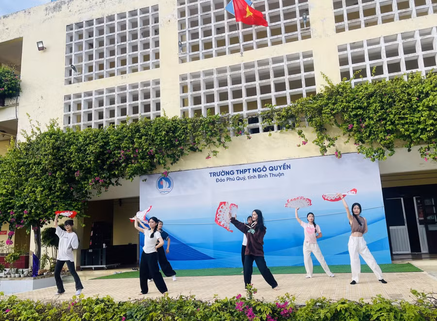 Những tiết mục văn nghệ do giáo viên, học sinh Trường THPT Ngô Quyền chuẩn bị, biểu diễn.