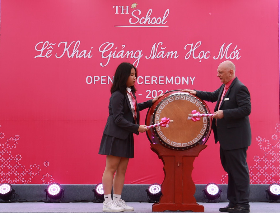 Thầy Stephen West - Tổng Hiệu trưởng Hệ thống trường TH School và đại diện học sinh nhà trường đánh trống khai giảng năm học mới.