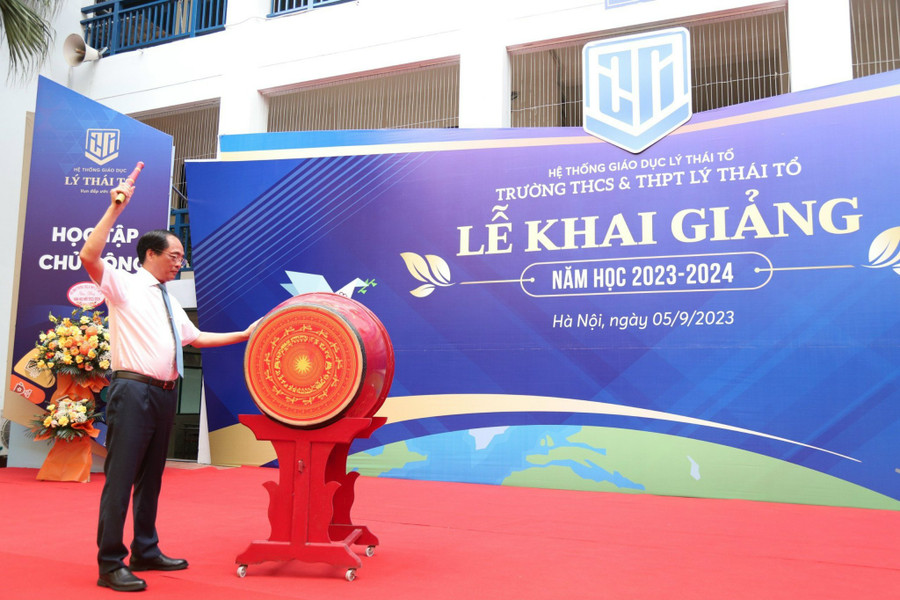 Thầy Trịnh Hùng Sơn - Hiệu trưởng trường THCS-THPT Lý Thái Tổ đánh trống khai giảng năm học 2023-2024. Thầy Trịnh Hùng Sơn - Hiệu trưởng trường THCS-THPT Lý Thái Tổ đánh trống khai giảng năm học 2023-2024.