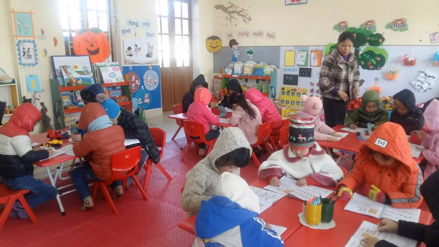 Cô trò Trường mầm non Thái Thượng (Thái Thụy, Thái Bình) trong giờ học.