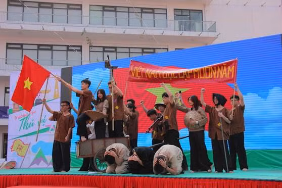 Học sinh Trường THPT FPT tái hiện nội dung tác phẩm văn học trong chương trình ngoại khóa.