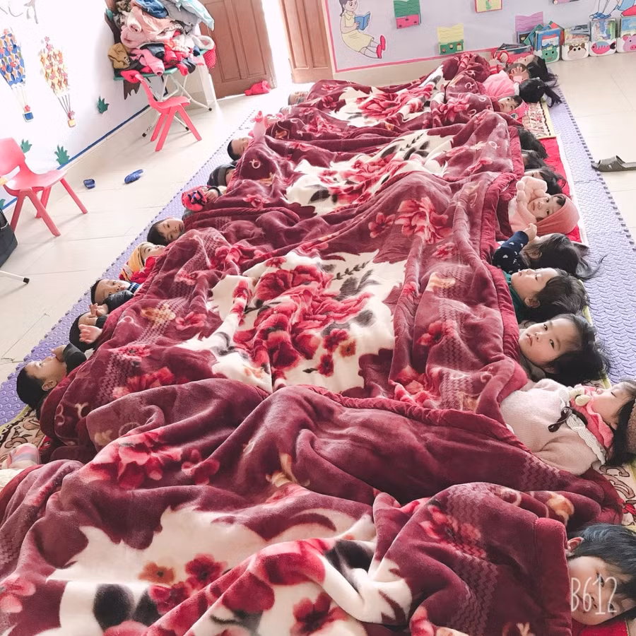 Trẻ Trường mầm non Thái Thượng (Thái Thụy, Thái Bình) được chuẩn bị nệm, chăn ấm trong giờ ngủ trưa.