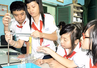 Giúp học sinh vượt qua bỡ ngỡ thí nghiệm Vật lý