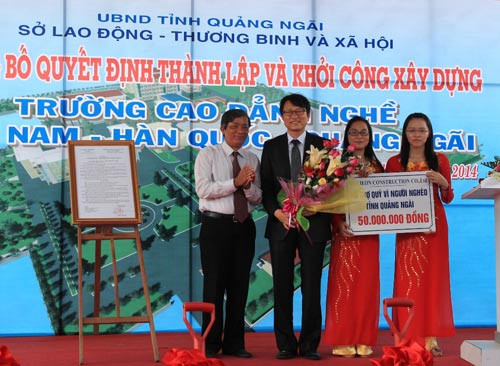 Đại diện nhà thầu Hàn Quốc trao tặng 50 triệu đồng cho Quỹ Vì người nghèo.