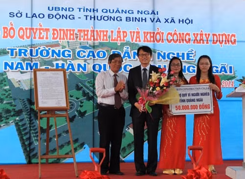 Đại diện nhà thầu Hàn Quốc trao tặng 50 triệu đồng cho Quỹ Vì người nghèo.