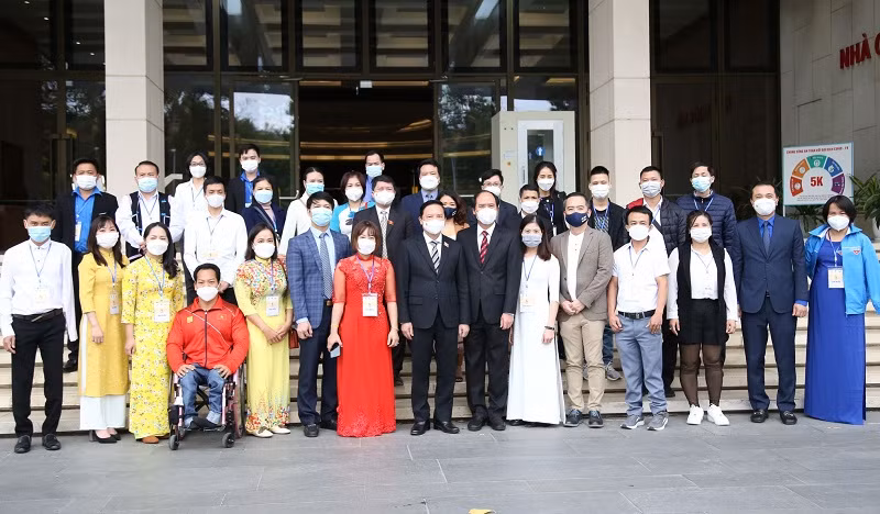 Các đại biểu chụp ảnh cùng những tấm gương thanh niên khuyết tật.